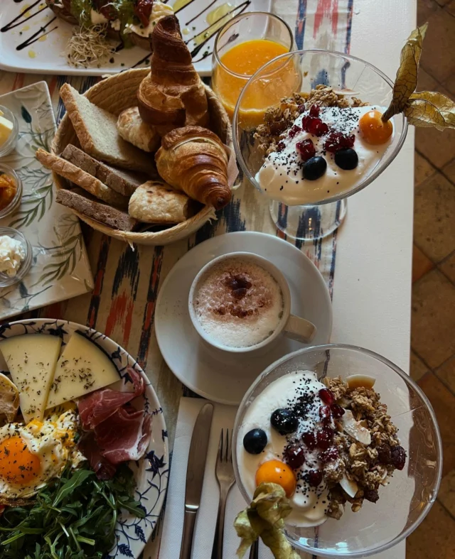 ☕️ Desayunar en Can Busquets no es solo comer bien, es empezar el día rodeado de belleza. ✨ Nuestros desayunos son creativos, sabrosos y personalizados, diseñados por nuestro chef para que disfrutes de una experiencia gastronómica única. ¡Incluido en tu reserva! 🍀

📅 Reserva directamente en nuestra web y vive la experiencia completa. 
🌐 https://espaciodoka.com/hotel/
🌐 https://www.canbusquetsmallorca.com/